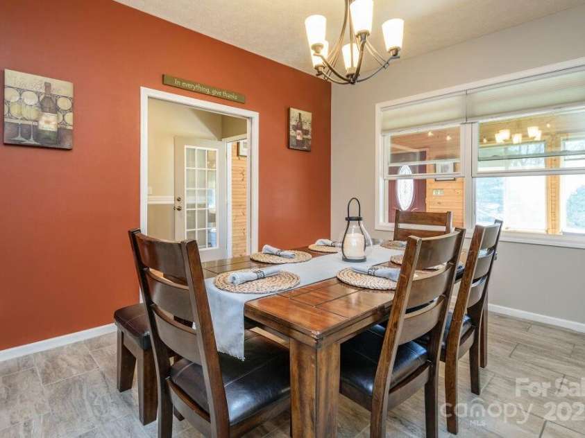 108 Sky View Lane, Hendersonville, NC 28739.  MLS# CAR4233635, YatesRealty ID 6080. 