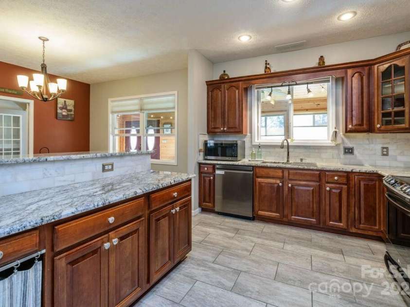 108 Sky View Lane, Hendersonville, NC 28739.  MLS# CAR4233635, YatesRealty ID 6080. 