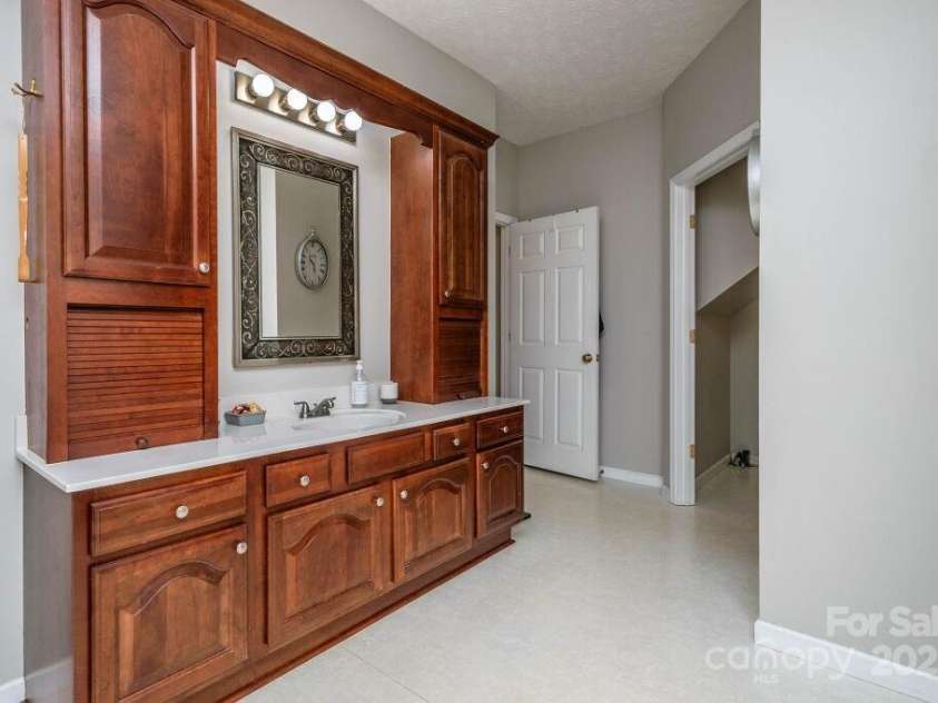 108 Sky View Lane, Hendersonville, NC 28739.  MLS# CAR4233635, YatesRealty ID 6080. 