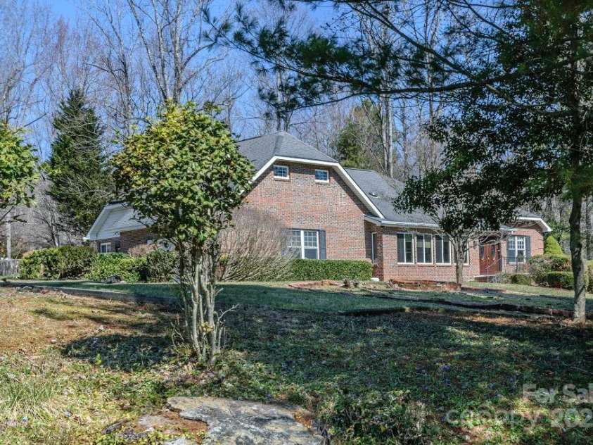108 Sky View Lane, Hendersonville, NC 28739.  MLS# CAR4233635, YatesRealty ID 6080. 