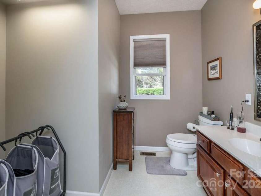 108 Sky View Lane, Hendersonville, NC 28739.  MLS# CAR4233635, YatesRealty ID 6080. 