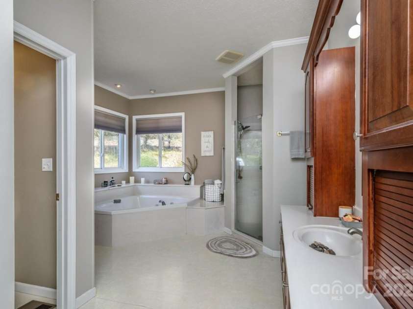 108 Sky View Lane, Hendersonville, NC 28739.  MLS# CAR4233635, YatesRealty ID 6080. 