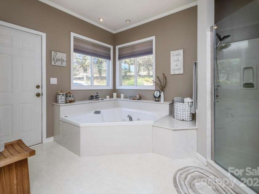 108 Sky View Lane, Hendersonville, NC 28739.  MLS# CAR4233635, YatesRealty ID 6080. 