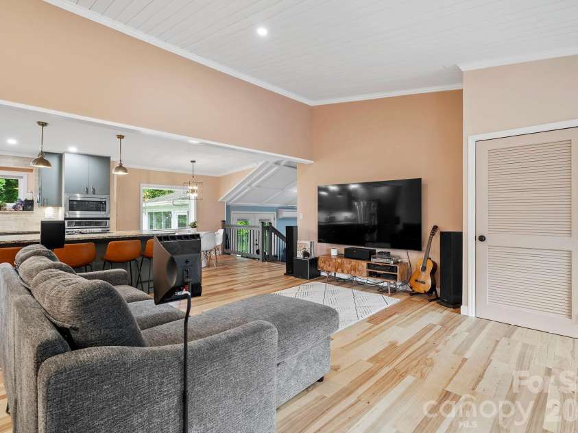 419 Blue Ridge Road, East Flat Rock, NC 28726.  MLS# CAR4342657, YatesRealty ID 6082. 