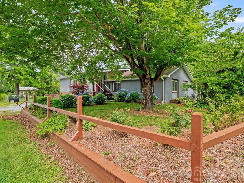 419 Blue Ridge Road, East Flat Rock, NC 28726.  MLS# CAR4342657, YatesRealty ID 6082. 