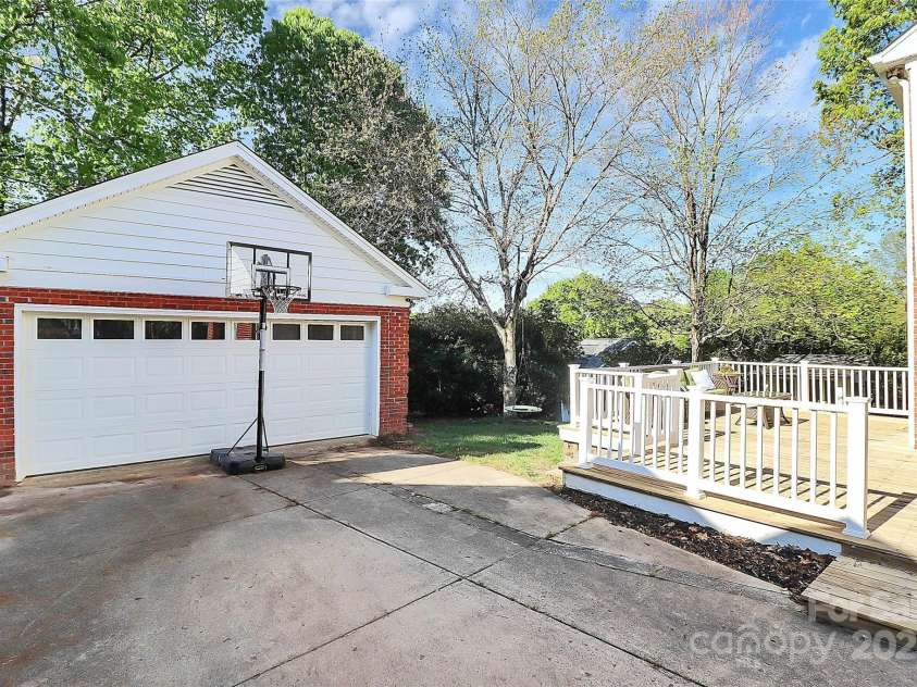 200 Port Royal Drive, Matthews, NC 28105.  MLS# CAR4245181, YatesRealty ID 6086. 