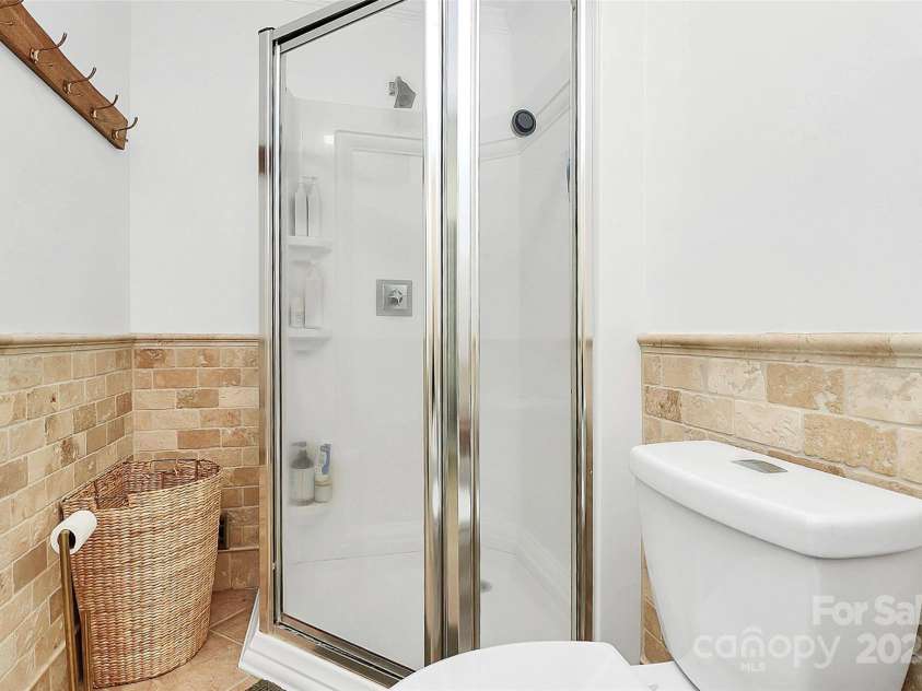 200 Port Royal Drive, Matthews, NC 28105.  MLS# CAR4245181, YatesRealty ID 6086. Primary bath
