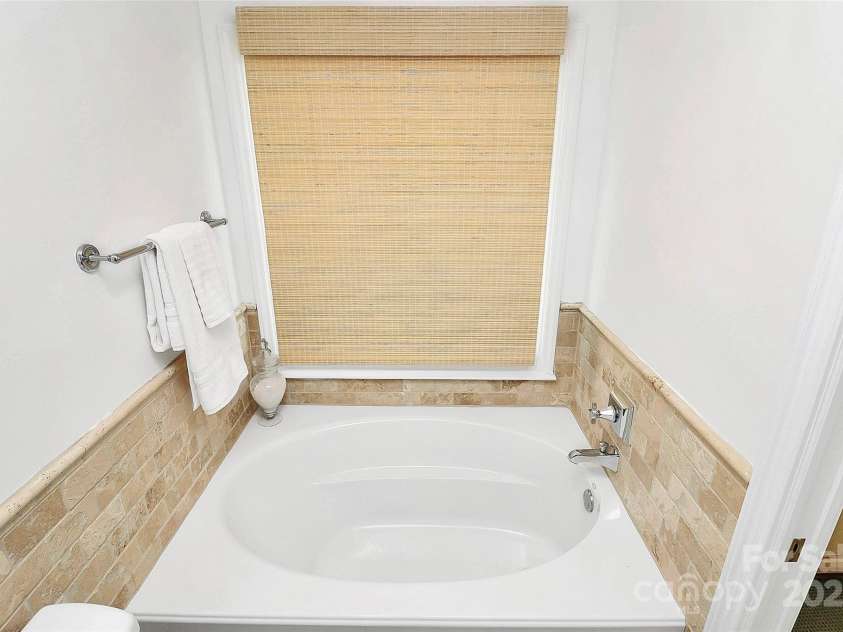 200 Port Royal Drive, Matthews, NC 28105.  MLS# CAR4245181, YatesRealty ID 6086. Primary tub