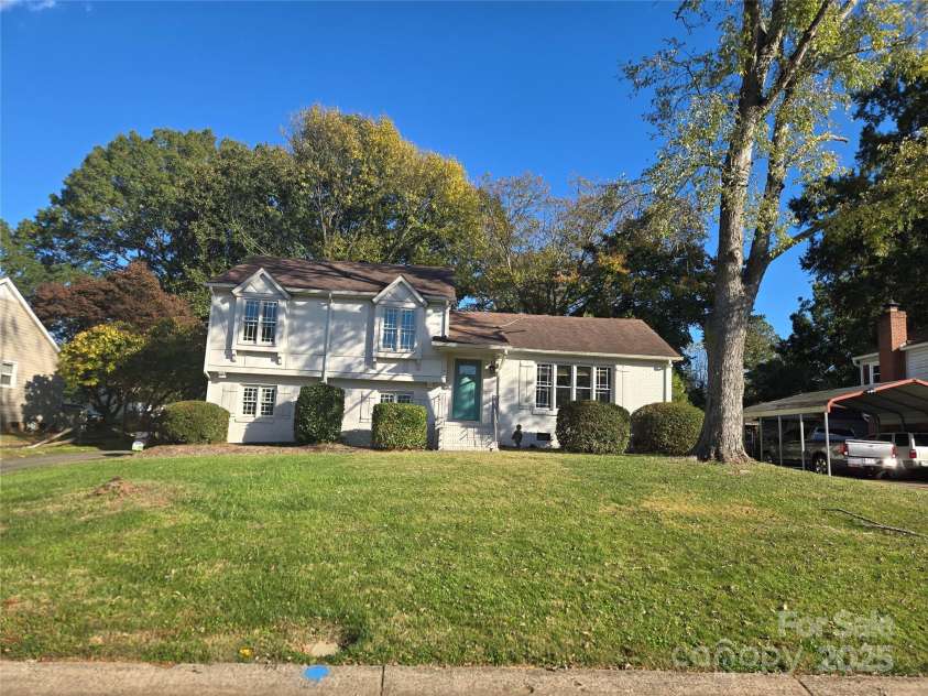 7214 Fox Hunt Road, Charlotte, NC 28212.  MLS# CAR4318235, YatesRealty ID 6086. 