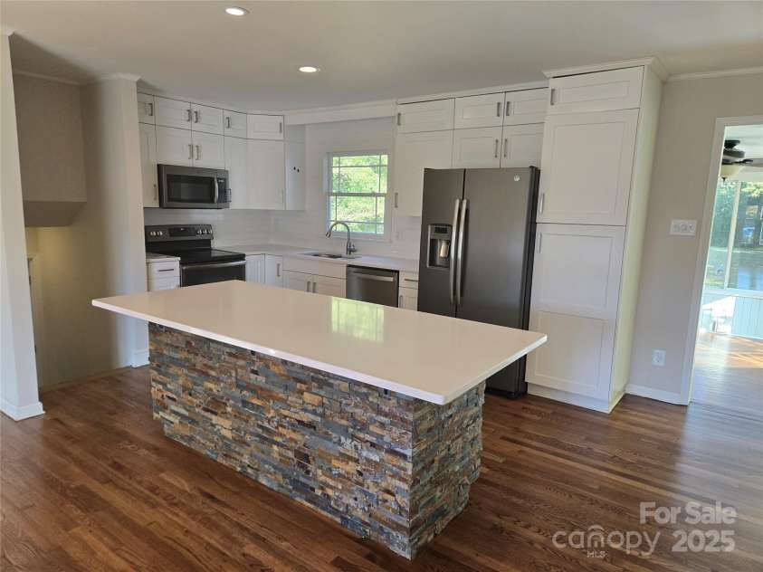 7214 Fox Hunt Road, Charlotte, NC 28212.  MLS# CAR4318235, YatesRealty ID 6086. 