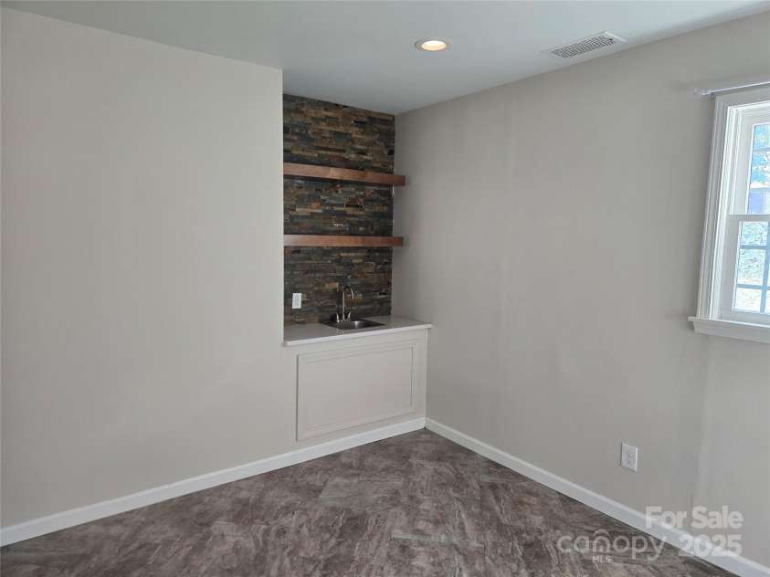 7214 Fox Hunt Road, Charlotte, NC 28212.  MLS# CAR4318235, YatesRealty ID 6086. 