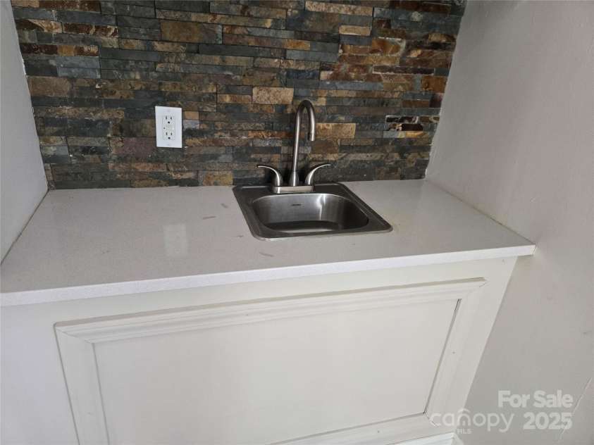 7214 Fox Hunt Road, Charlotte, NC 28212.  MLS# CAR4318235, YatesRealty ID 6086. 