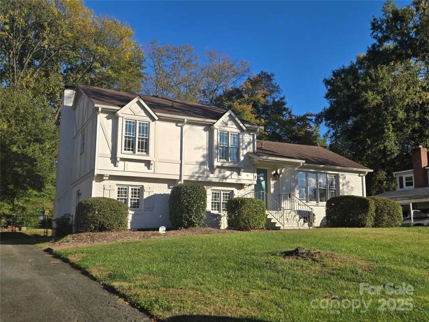 7214 Fox Hunt Road, Charlotte, NC 28212.  MLS# CAR4318235, YatesRealty ID 6086. 