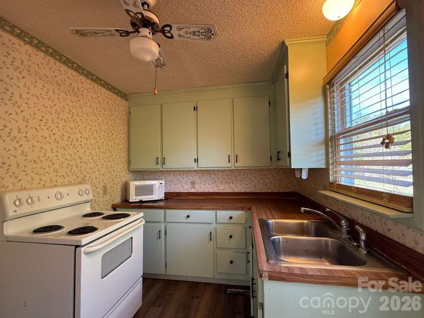 6875 Mount Pleasant Road, Concord, NC 28025.  MLS# CAR4361552, YatesRealty ID 6090. Guest house kitchen