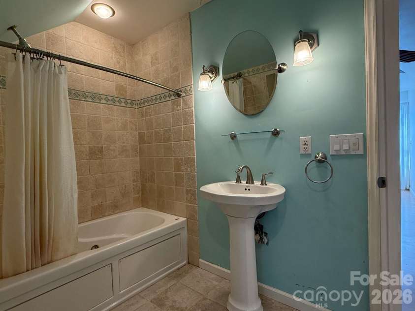 6875 Mount Pleasant Road, Concord, NC 28025.  MLS# CAR4361552, YatesRealty ID 6090. Second floor full bathroom
