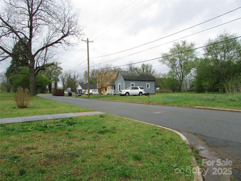 412 Broad Street, Salisbury, NC 28144.  MLS# CAR4246288, YatesRealty ID 6091. 