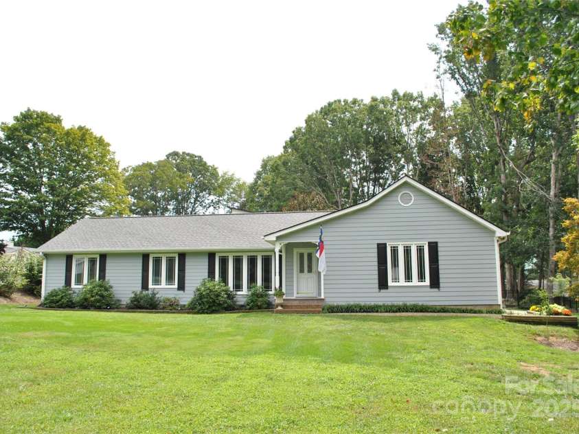 231 Kimberly Ann Drive, Hendersonville, NC 28792.  MLS# CAR4285461, YatesRealty ID 6092. Welcome to 231 Kimberly Ann Drive!