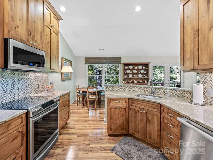 73 Ridgetop Circle, Brevard, NC 28712.  MLS# CAR4307459, YatesRealty ID 6094. Breakfast area