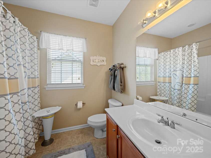 9727 Glenburn Lane, Charlotte, NC 28278.  MLS# CAR4240840, YatesRealty ID 6096. 3rd Bath