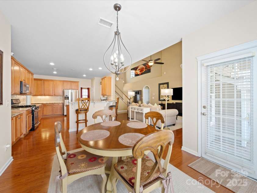 9727 Glenburn Lane, Charlotte, NC 28278.  MLS# CAR4240840, YatesRealty ID 6096. Breakfast Bay