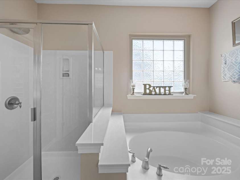 9727 Glenburn Lane, Charlotte, NC 28278.  MLS# CAR4240840, YatesRealty ID 6096. Garden Tub & Walk-in Shower