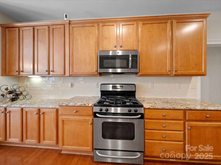 9727 Glenburn Lane, Charlotte, NC 28278.  MLS# CAR4240840, YatesRealty ID 6096. Gas Range and ample counter space & storgage