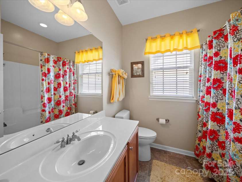 9727 Glenburn Lane, Charlotte, NC 28278.  MLS# CAR4240840, YatesRealty ID 6096. Guest Suite