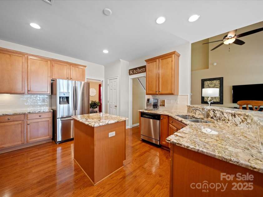 9727 Glenburn Lane, Charlotte, NC 28278.  MLS# CAR4240840, YatesRealty ID 6096. Kitchen