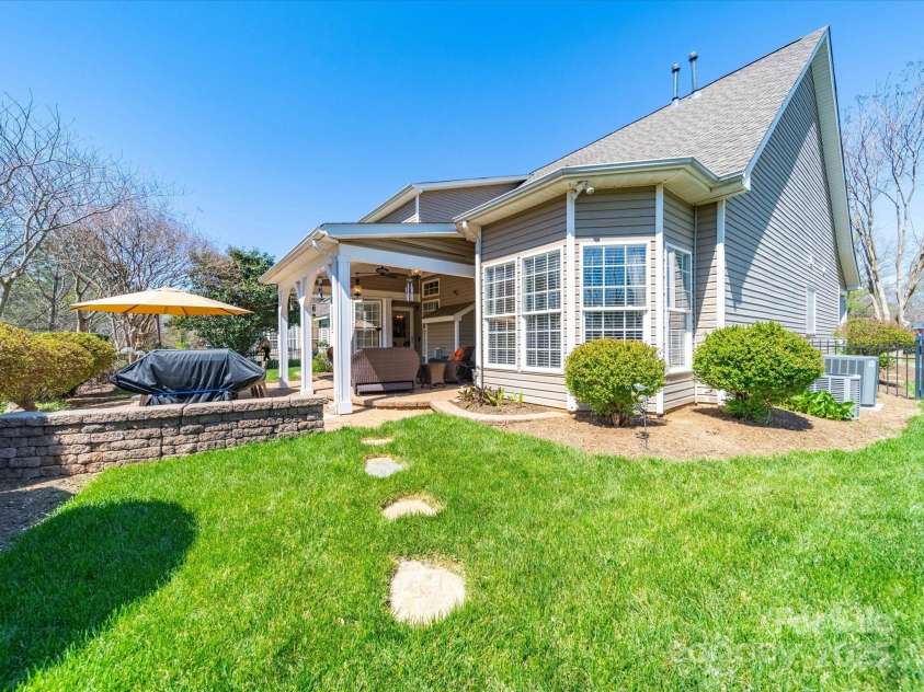 9727 Glenburn Lane, Charlotte, NC 28278.  MLS# CAR4240840, YatesRealty ID 6096. Lush Fenced Backyard