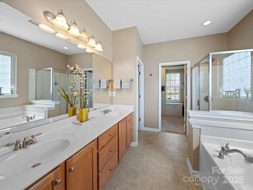 9727 Glenburn Lane, Charlotte, NC 28278.  MLS# CAR4240840, YatesRealty ID 6096. Primary Bath
