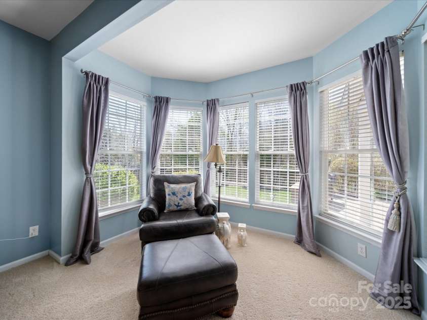 9727 Glenburn Lane, Charlotte, NC 28278.  MLS# CAR4240840, YatesRealty ID 6096. Sitting Bay