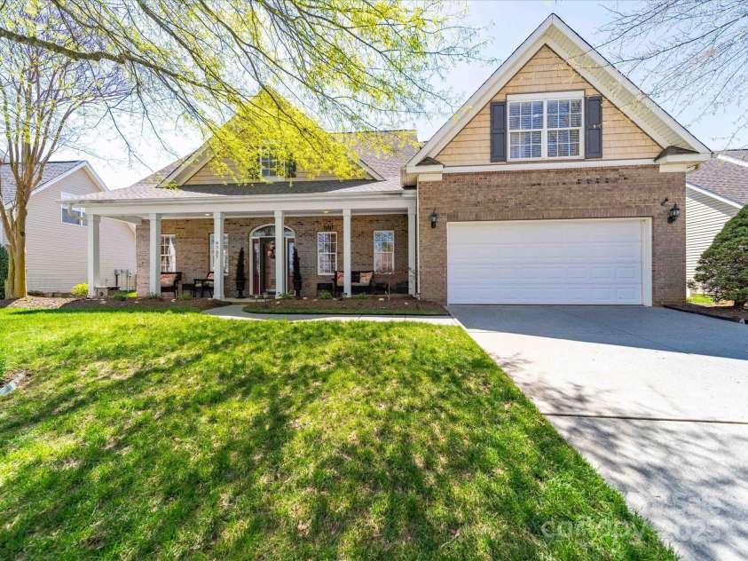 9727 Glenburn Lane, Charlotte, NC 28278.  MLS# CAR4240840, YatesRealty ID 6096. Welcome Home