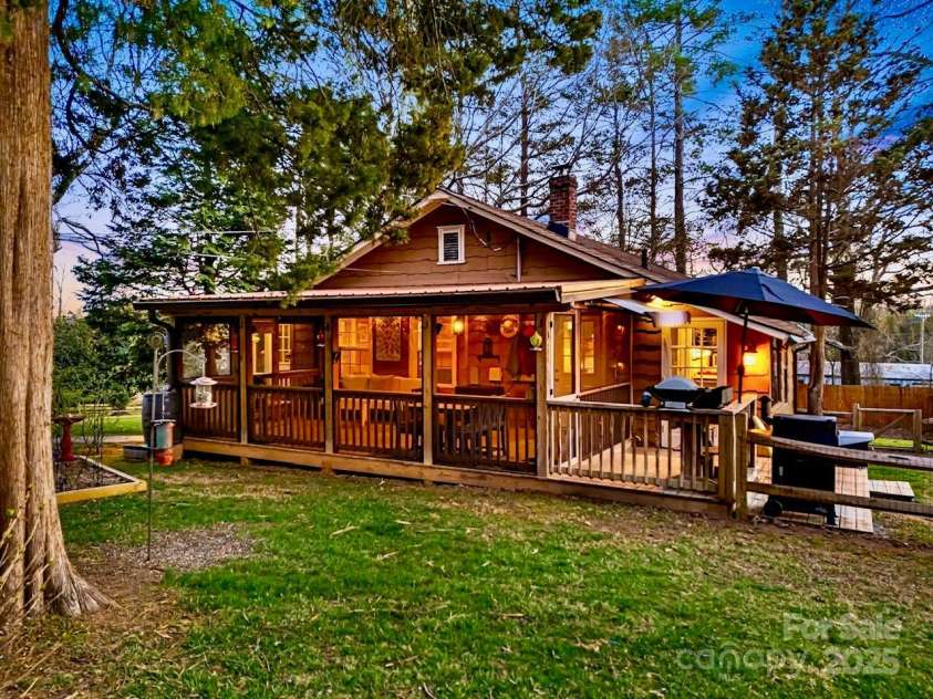 419 Bird Haven Road, Hendersonville, NC 28792.  MLS# CAR4235016, YatesRealty ID 6097. 