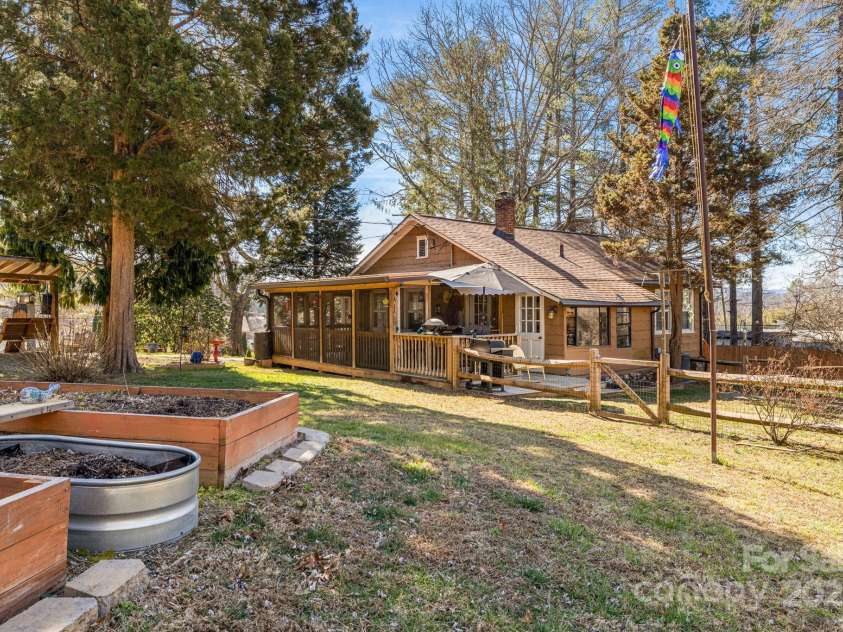 419 Bird Haven Road, Hendersonville, NC 28792.  MLS# CAR4235016, YatesRealty ID 6097. 