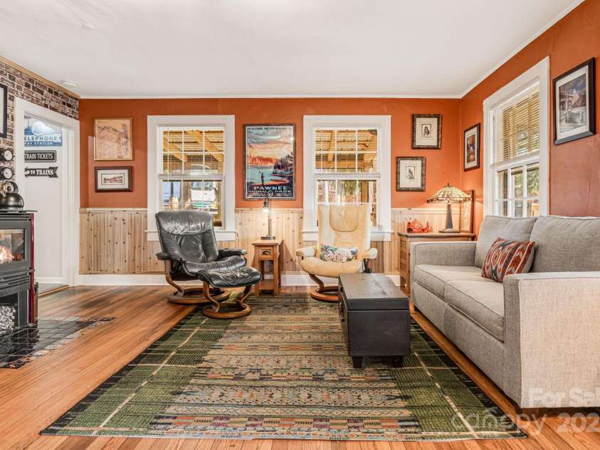 419 Bird Haven Road, Hendersonville, NC 28792.  MLS# CAR4235016, YatesRealty ID 6097. 