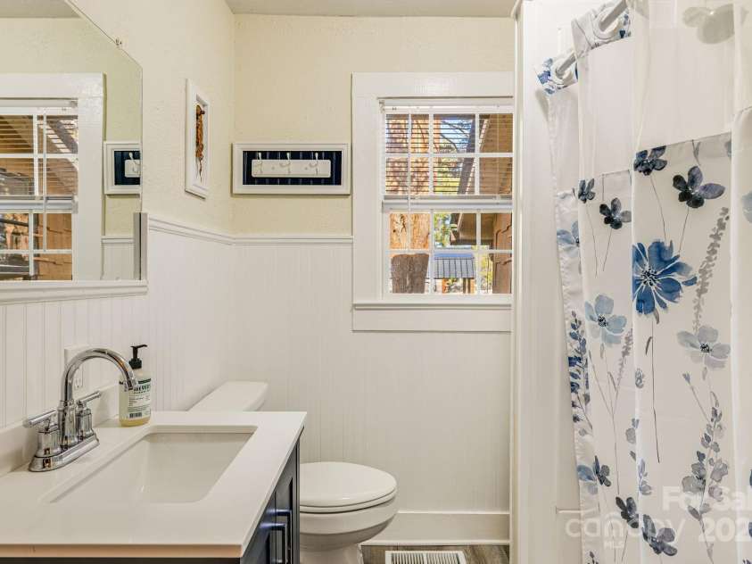 419 Bird Haven Road, Hendersonville, NC 28792.  MLS# CAR4235016, YatesRealty ID 6097. 