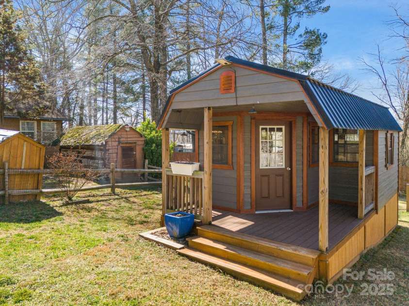 419 Bird Haven Road, Hendersonville, NC 28792.  MLS# CAR4235016, YatesRealty ID 6097. 