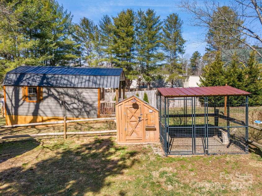 419 Bird Haven Road, Hendersonville, NC 28792.  MLS# CAR4235016, YatesRealty ID 6097. 