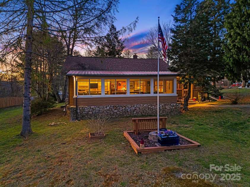 419 Bird Haven Road, Hendersonville, NC 28792.  MLS# CAR4235016, YatesRealty ID 6097. 