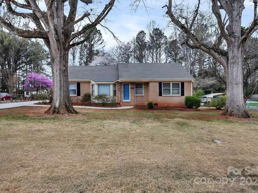 403 Hillcrest Drive, Huntersville, NC 28078.  MLS# CAR4238712, YatesRealty ID 6098. 