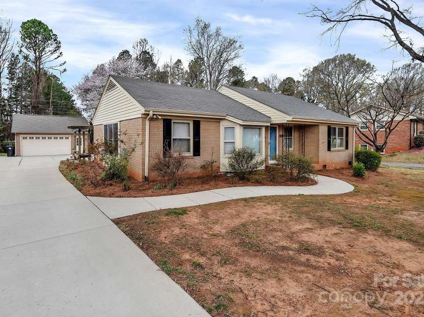 403 Hillcrest Drive, Huntersville, NC 28078.  MLS# CAR4238712, YatesRealty ID 6098. 