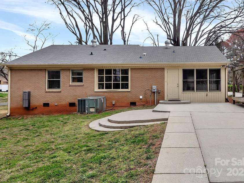 403 Hillcrest Drive, Huntersville, NC 28078.  MLS# CAR4238712, YatesRealty ID 6098. 