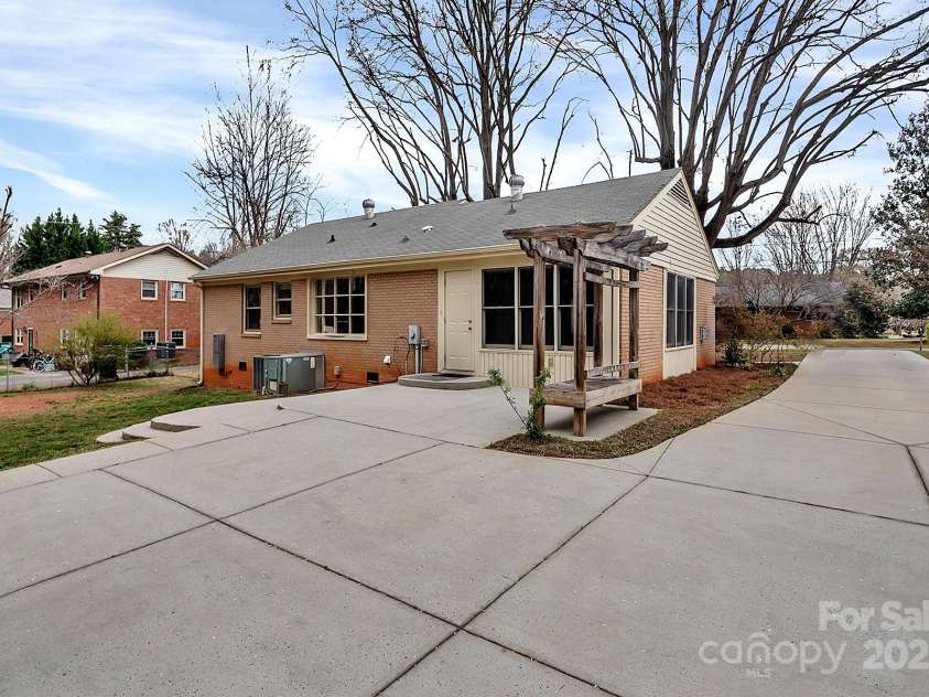 403 Hillcrest Drive, Huntersville, NC 28078.  MLS# CAR4238712, YatesRealty ID 6098. 
