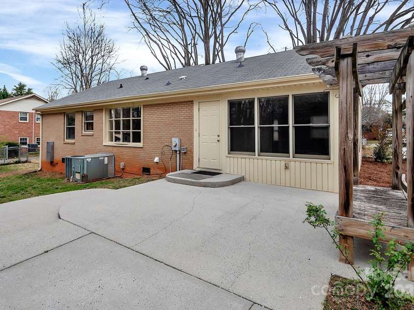 403 Hillcrest Drive, Huntersville, NC 28078.  MLS# CAR4238712, YatesRealty ID 6098. 