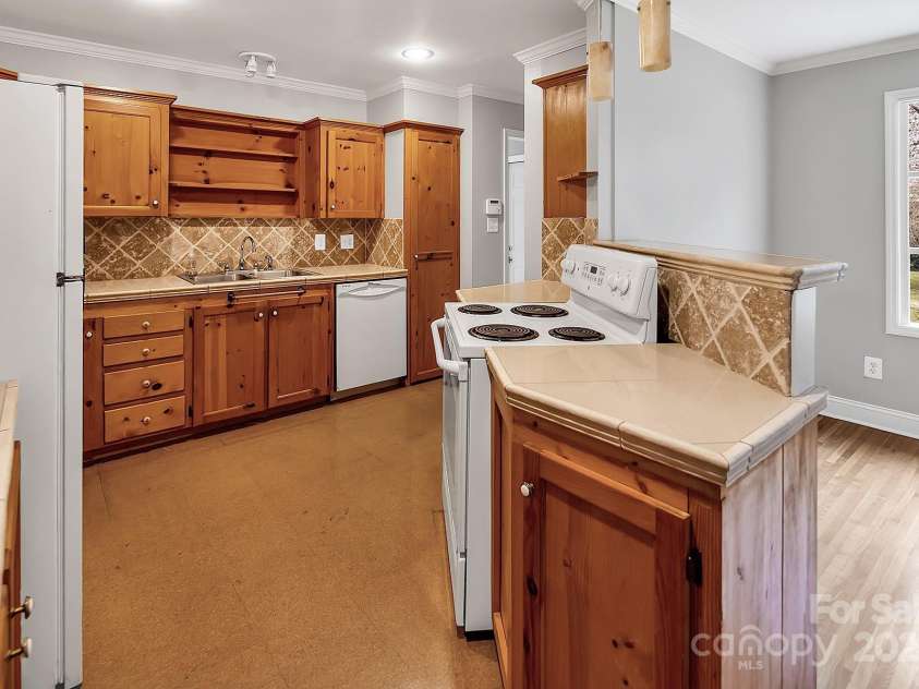 403 Hillcrest Drive, Huntersville, NC 28078.  MLS# CAR4238712, YatesRealty ID 6098. 