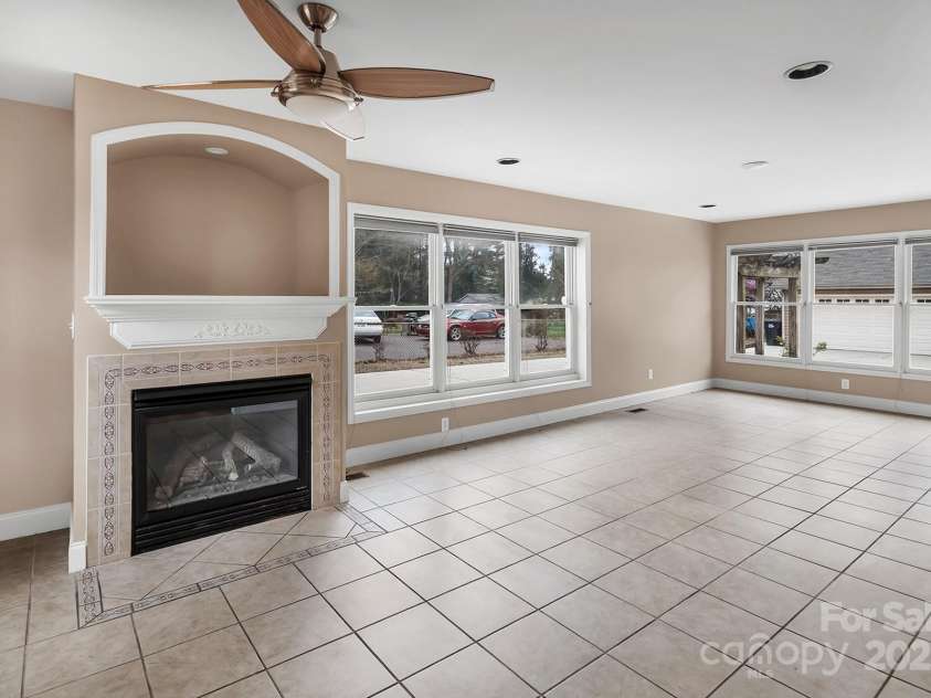403 Hillcrest Drive, Huntersville, NC 28078.  MLS# CAR4238712, YatesRealty ID 6098. 