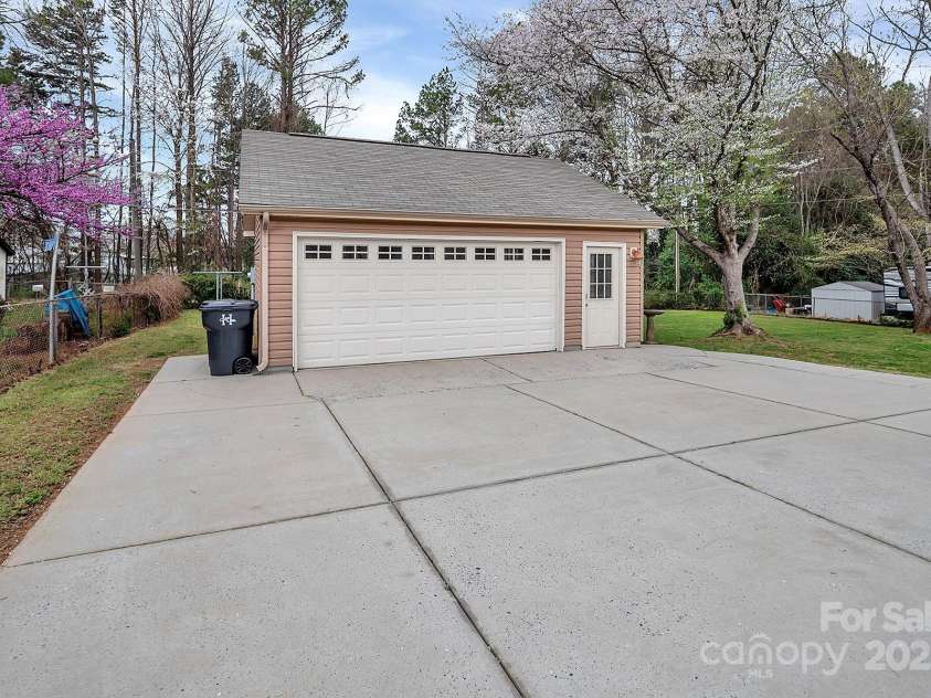 403 Hillcrest Drive, Huntersville, NC 28078.  MLS# CAR4238712, YatesRealty ID 6098. 