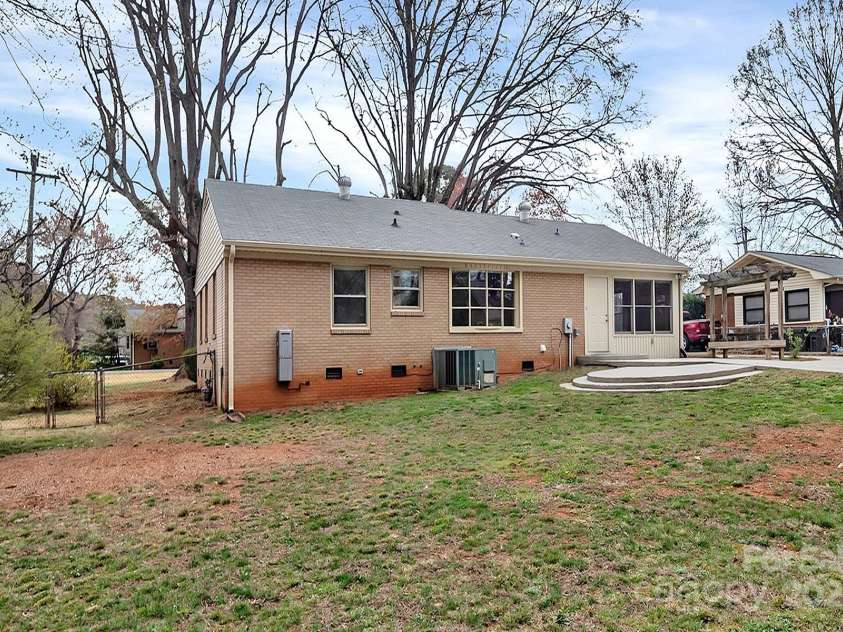 403 Hillcrest Drive, Huntersville, NC 28078.  MLS# CAR4238712, YatesRealty ID 6098. 