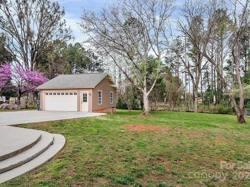 403 Hillcrest Drive, Huntersville, NC 28078.  MLS# CAR4238712, YatesRealty ID 6098. 