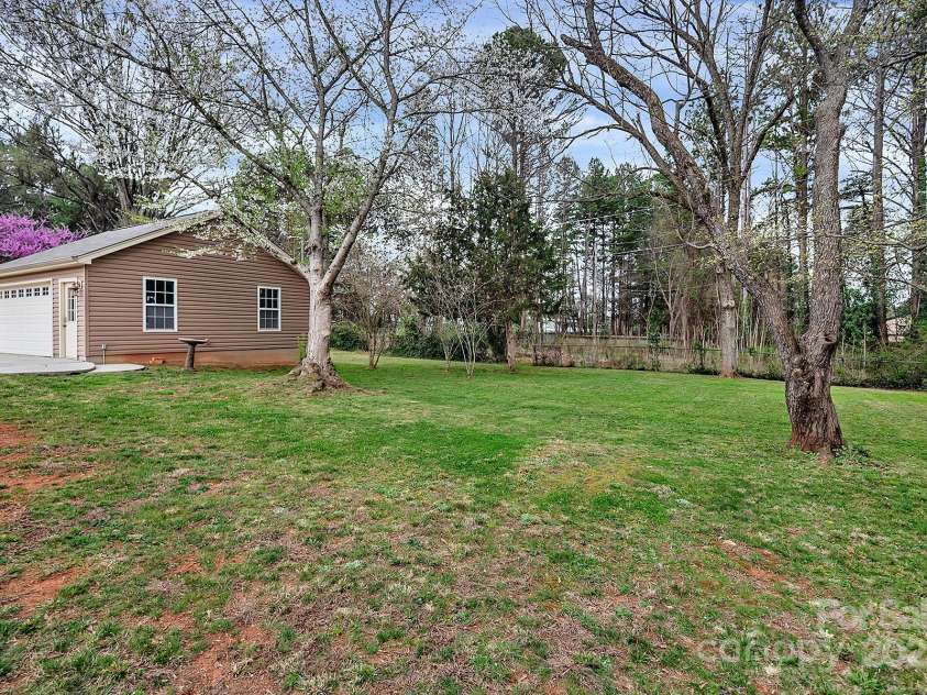 403 Hillcrest Drive, Huntersville, NC 28078.  MLS# CAR4238712, YatesRealty ID 6098. 